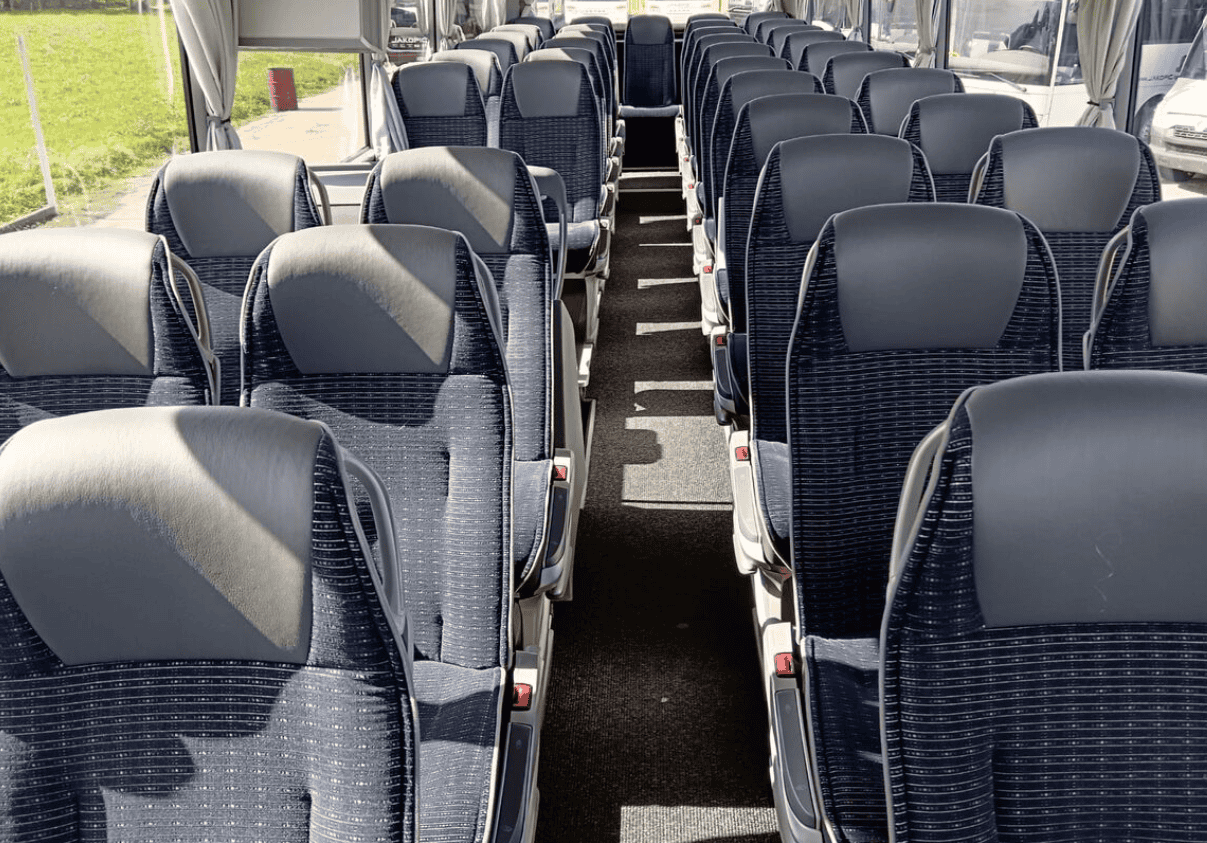Rangées de sièges individuels à l'intérieur d'un autocar de grande taille utilisé pour le transport de groupe depuis Budapest