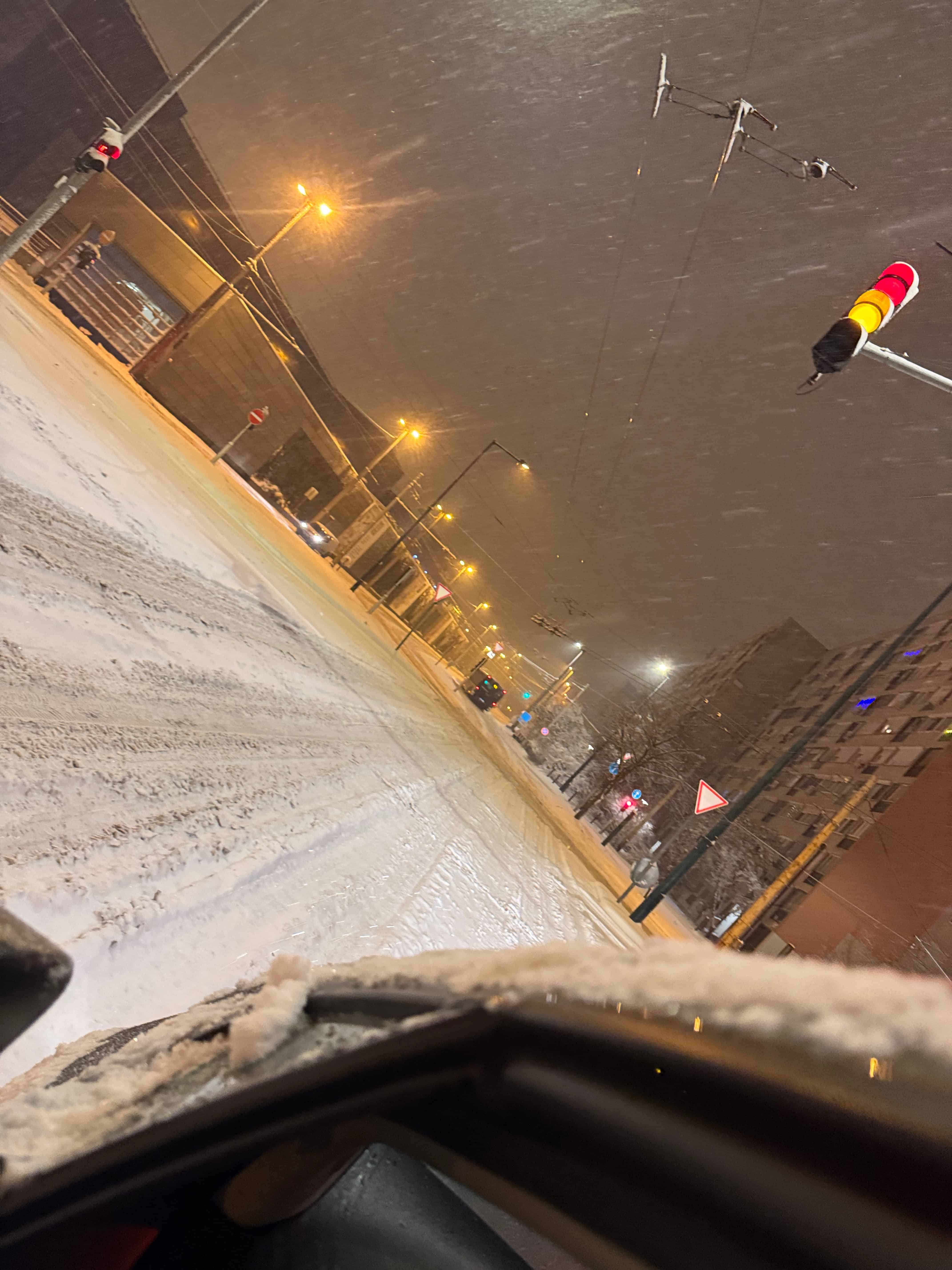 Budapest winter: urban walk in snow (01)