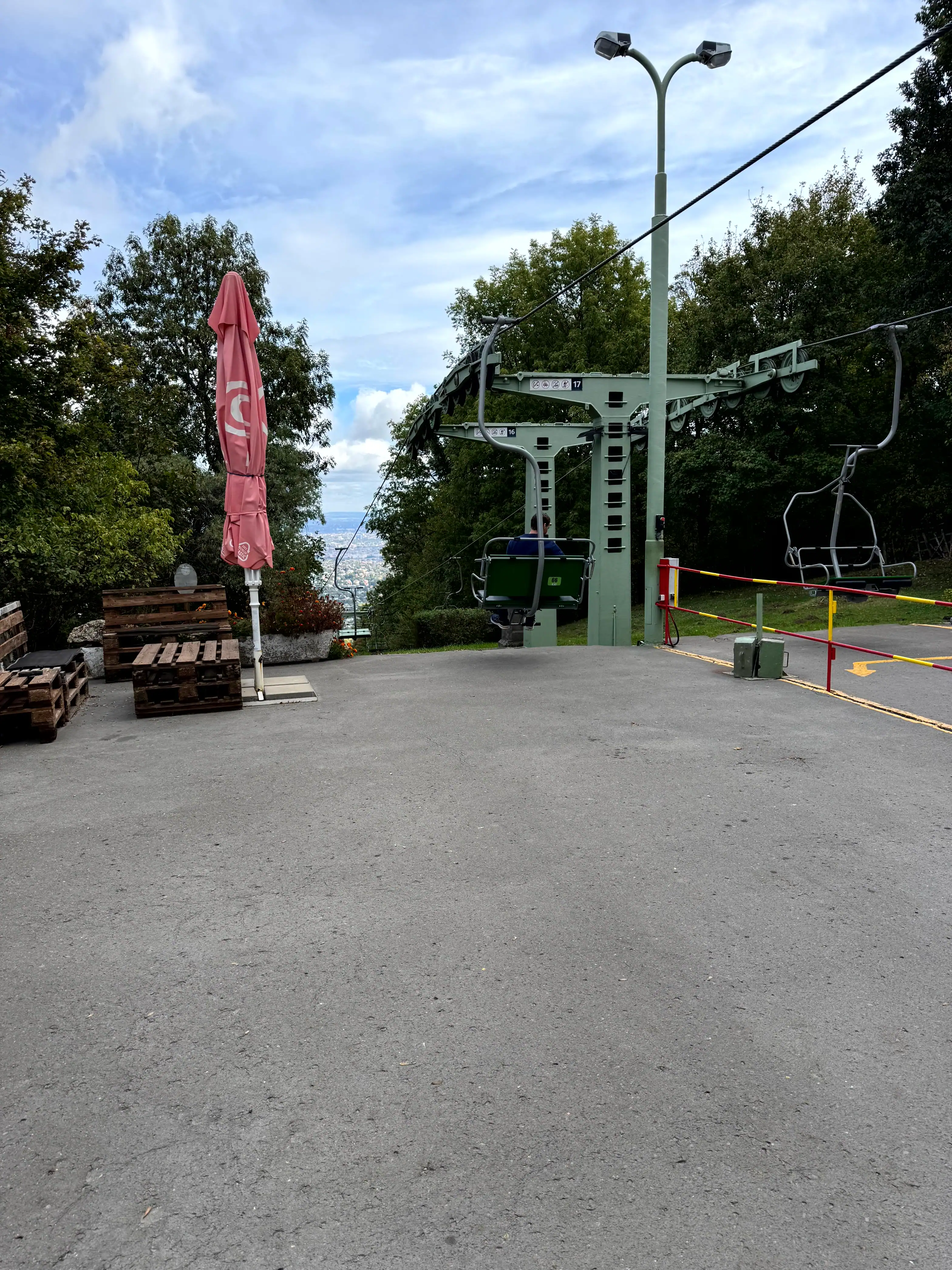 Airport shuttle and group bus transfer station at Van Budapest.