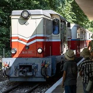 Train at Budapest station with passengers waiting.