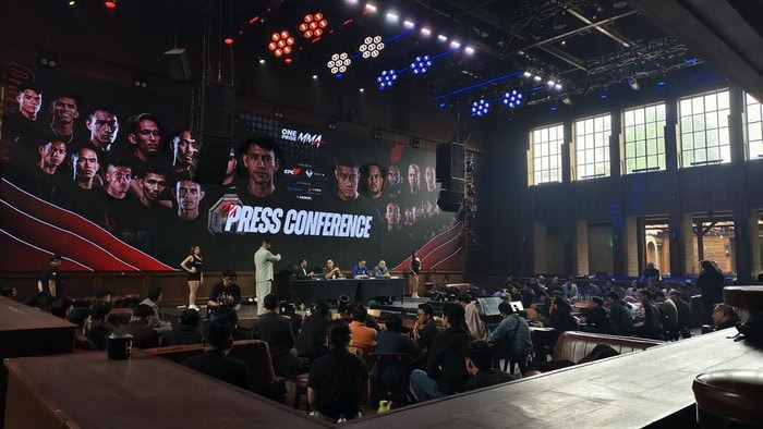 Business press conference with speakers and audience at Van Budapest venue.