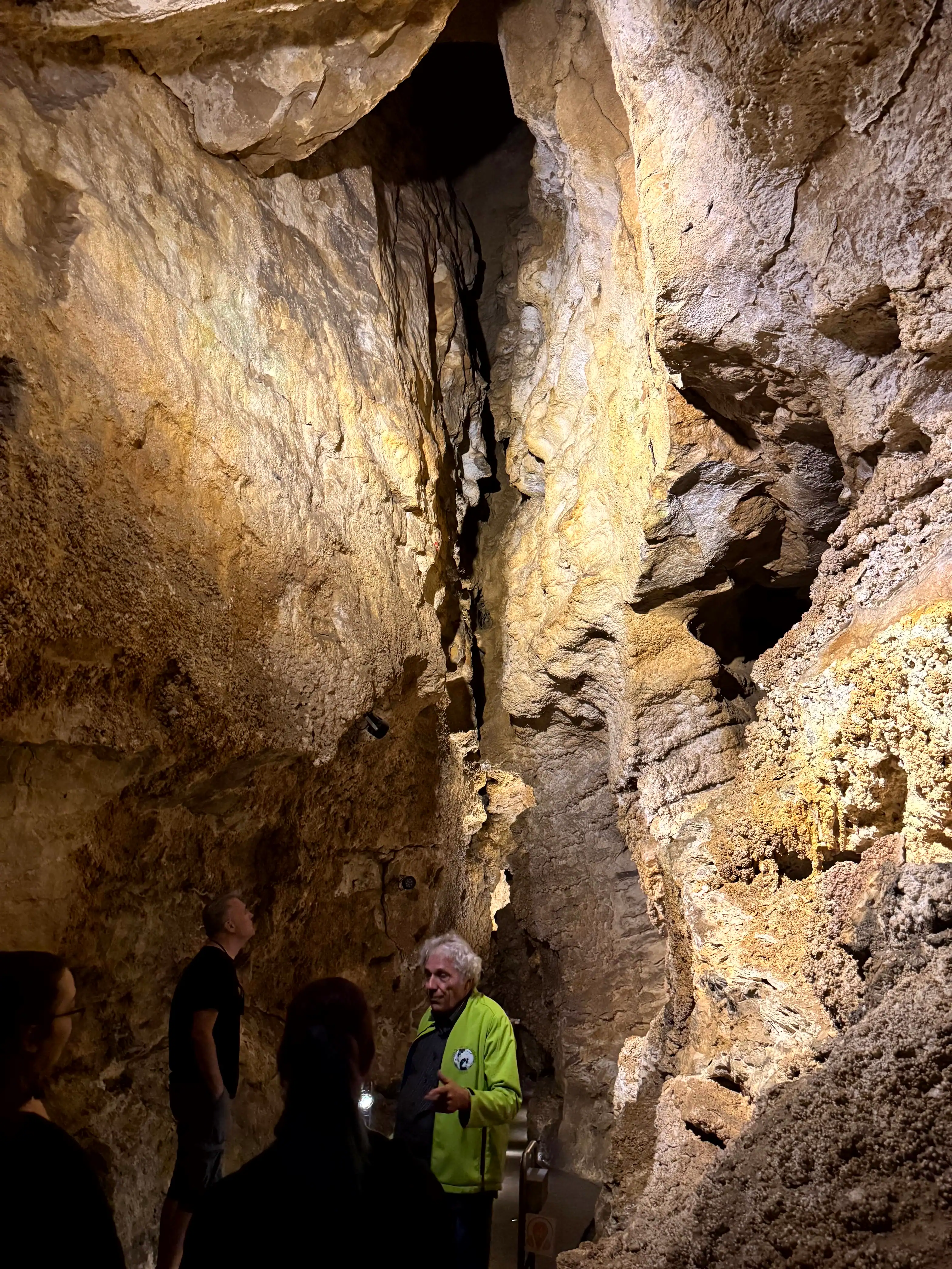 VanBudapest original — Szemlő-hegyi Cave
