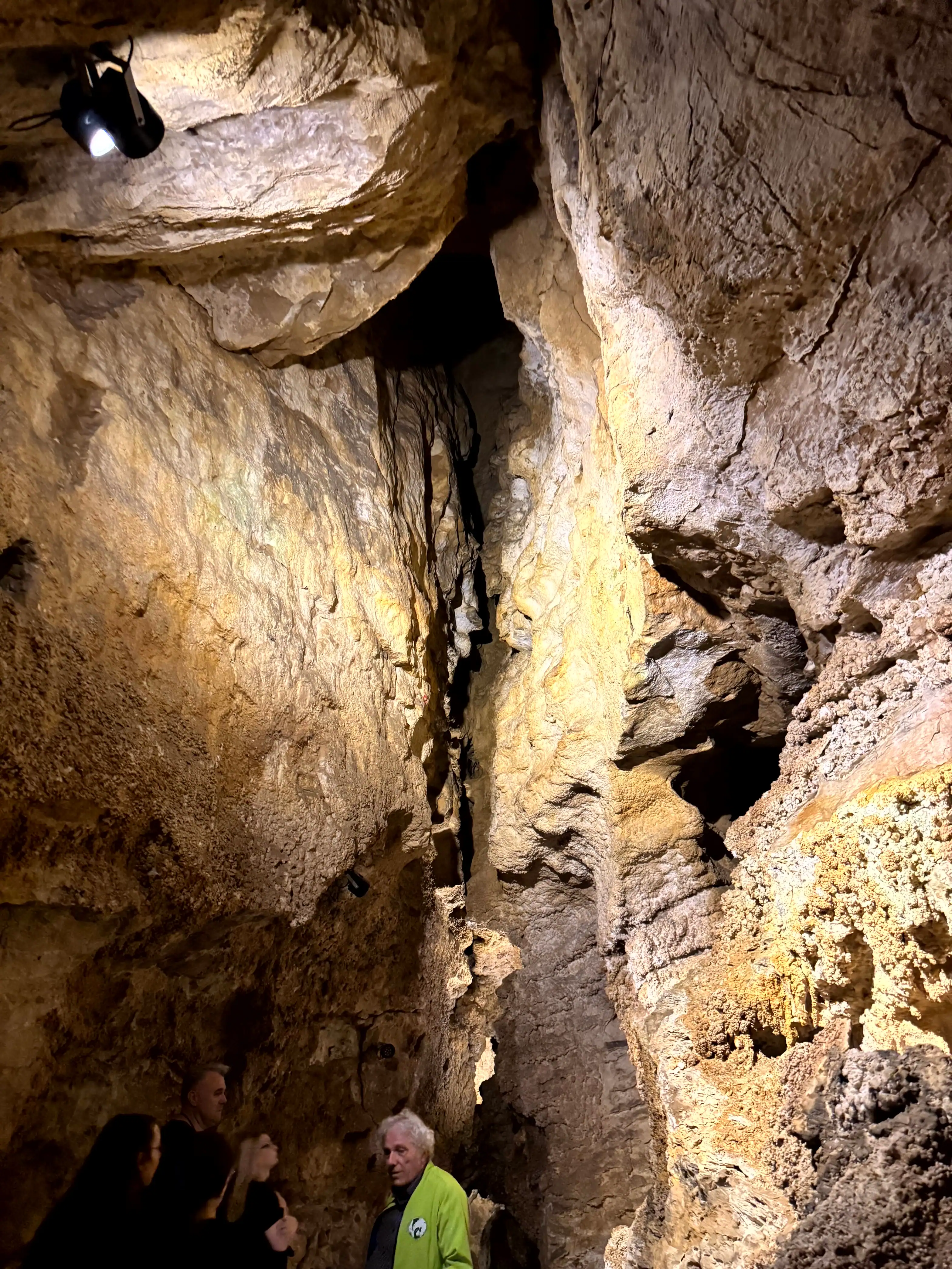 VanBudapest original — Szemlő-hegyi Cave