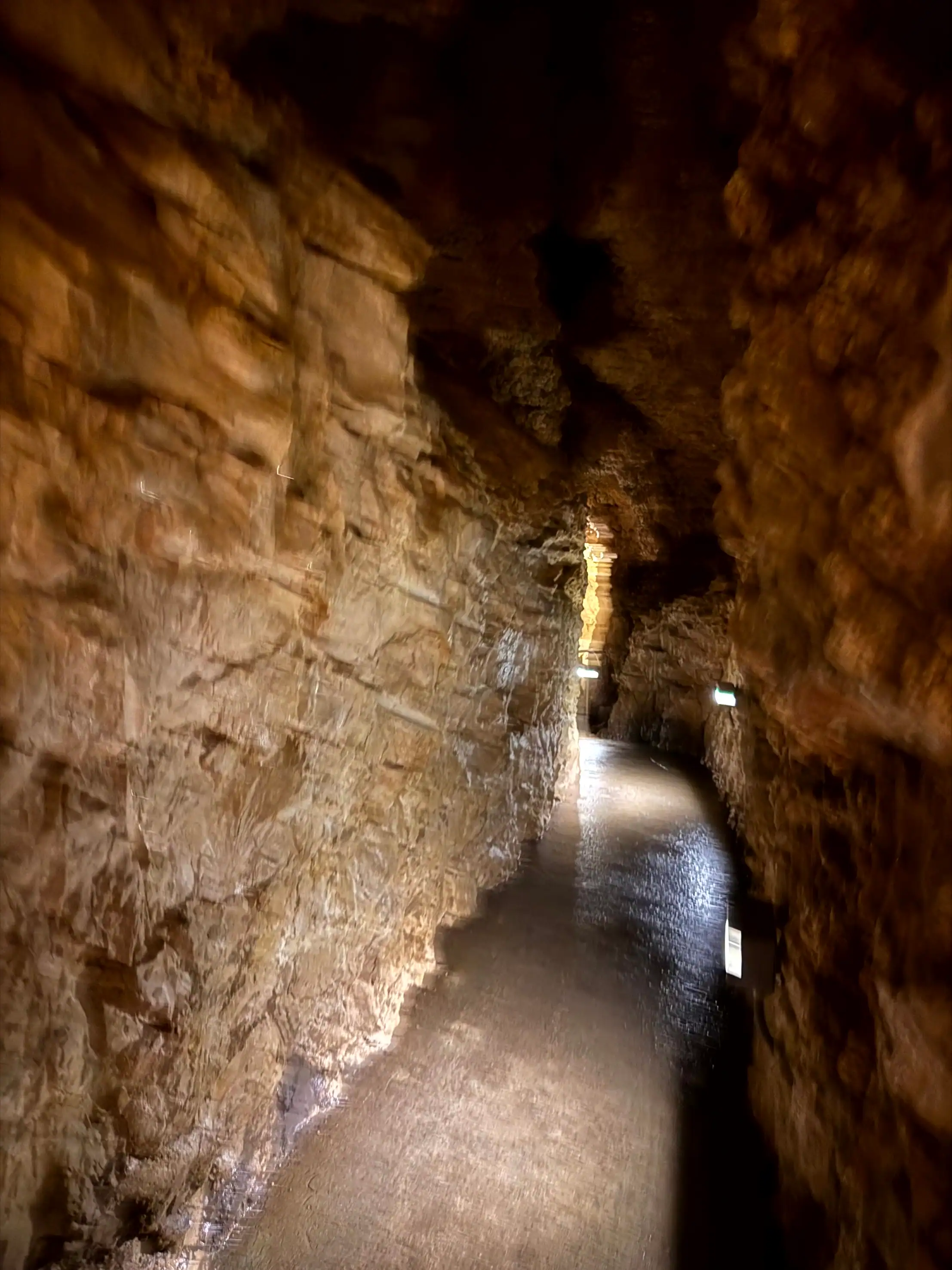 VanBudapest original — Szemlő-hegyi Cave