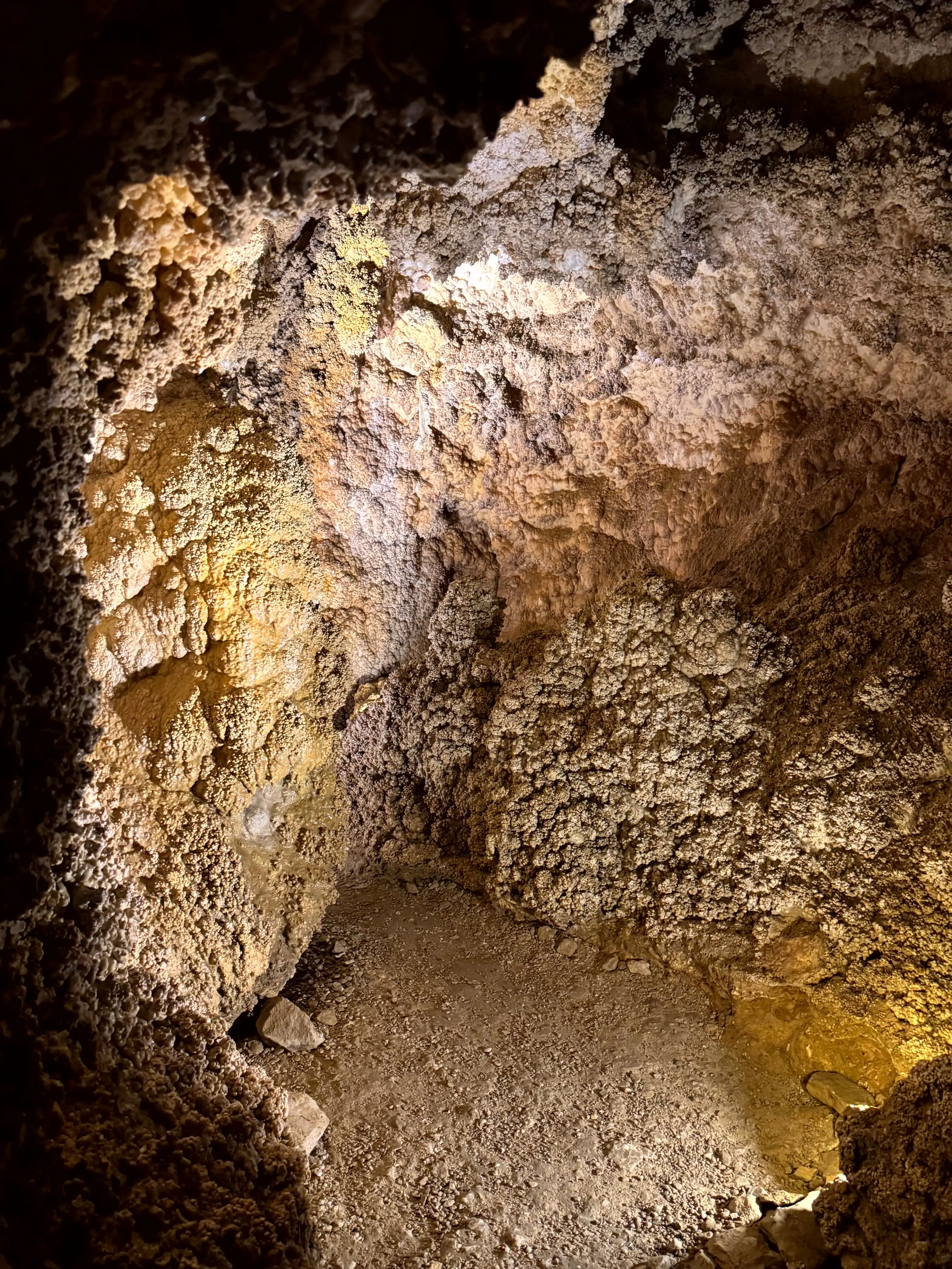 VanBudapest original — Szemlő-hegyi Cave