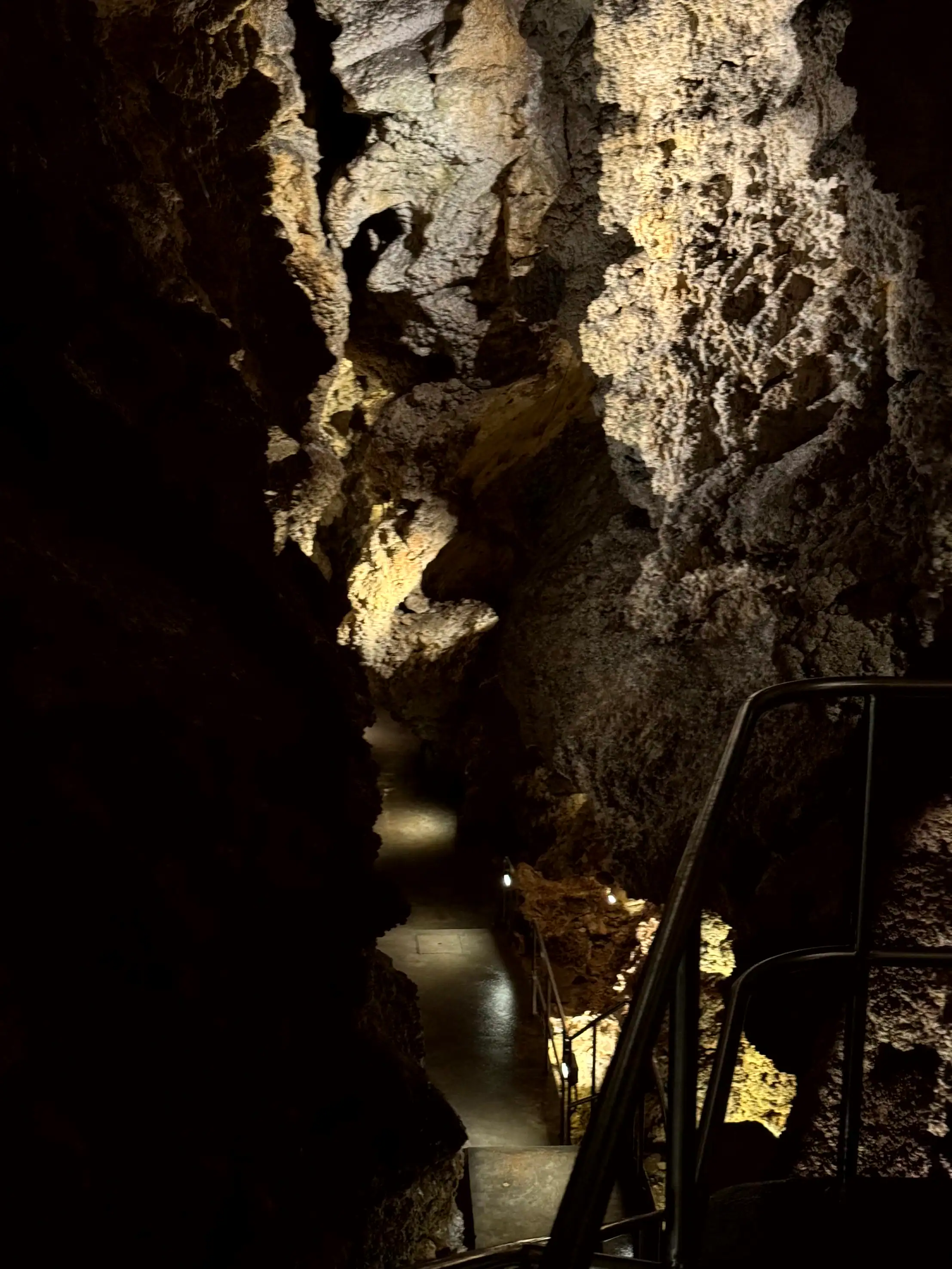 VanBudapest original — Szemlő-hegyi Cave