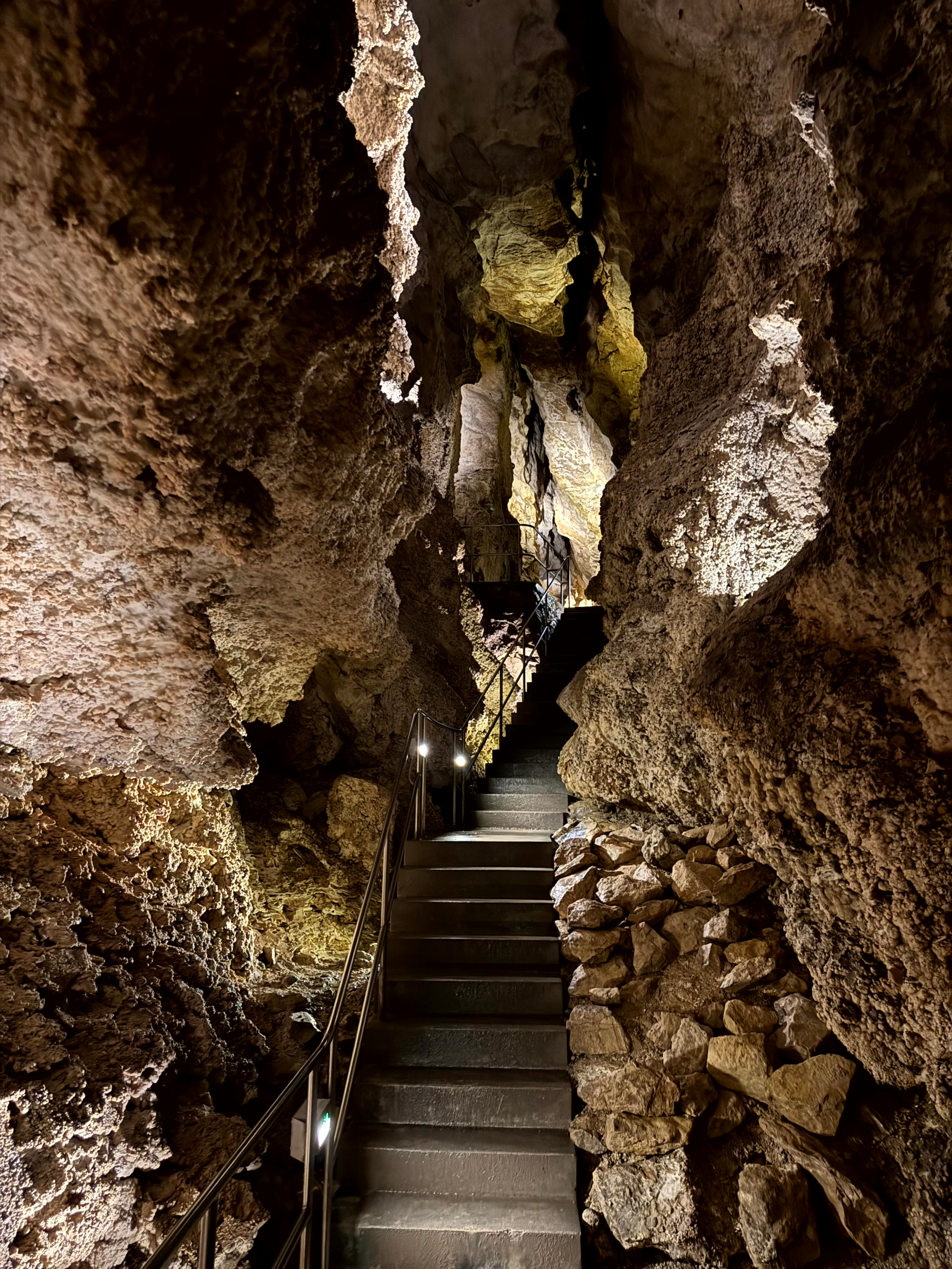 VanBudapest original — Szemlő-hegyi Cave