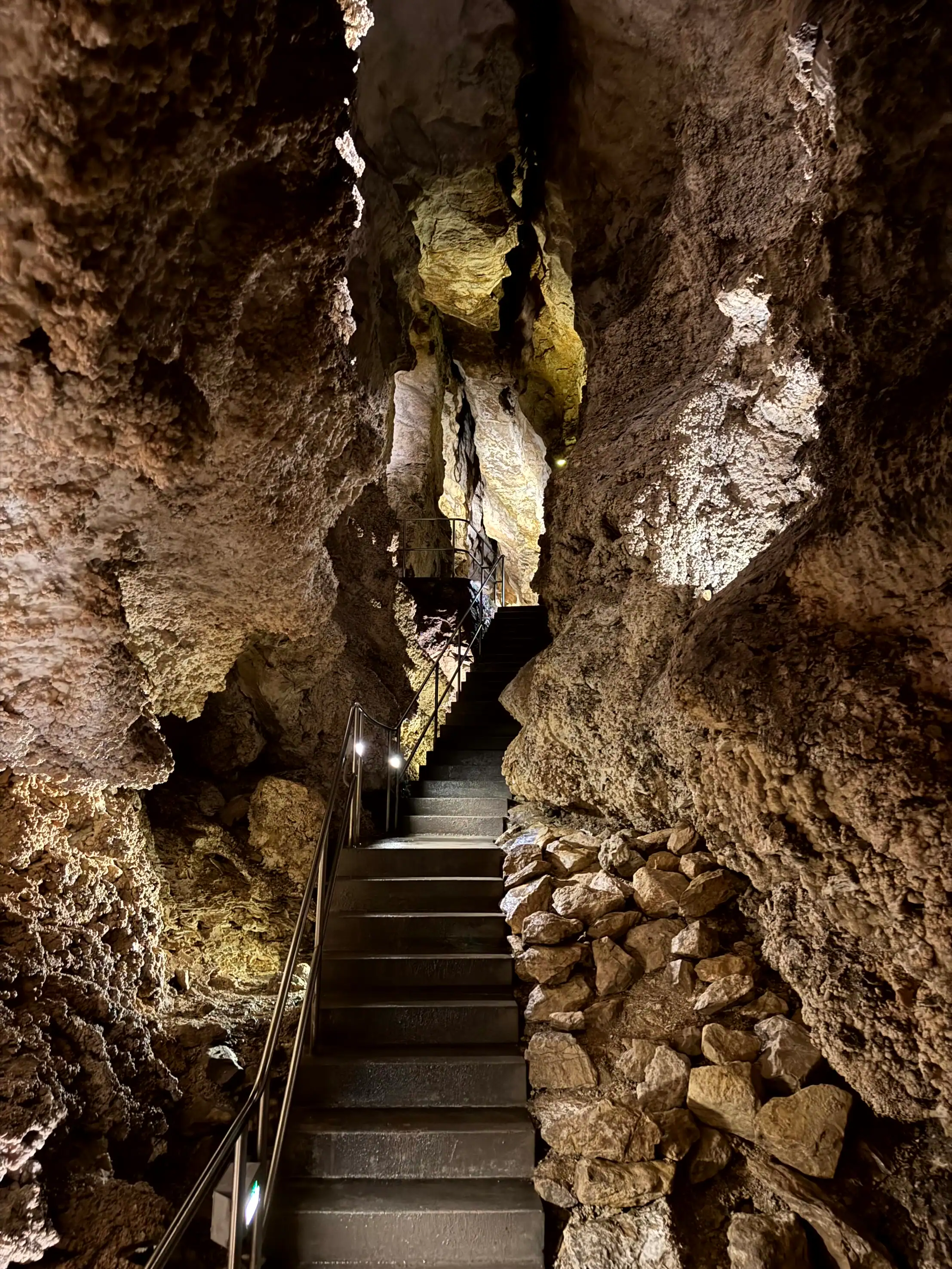 VanBudapest original — Szemlő-hegyi Cave