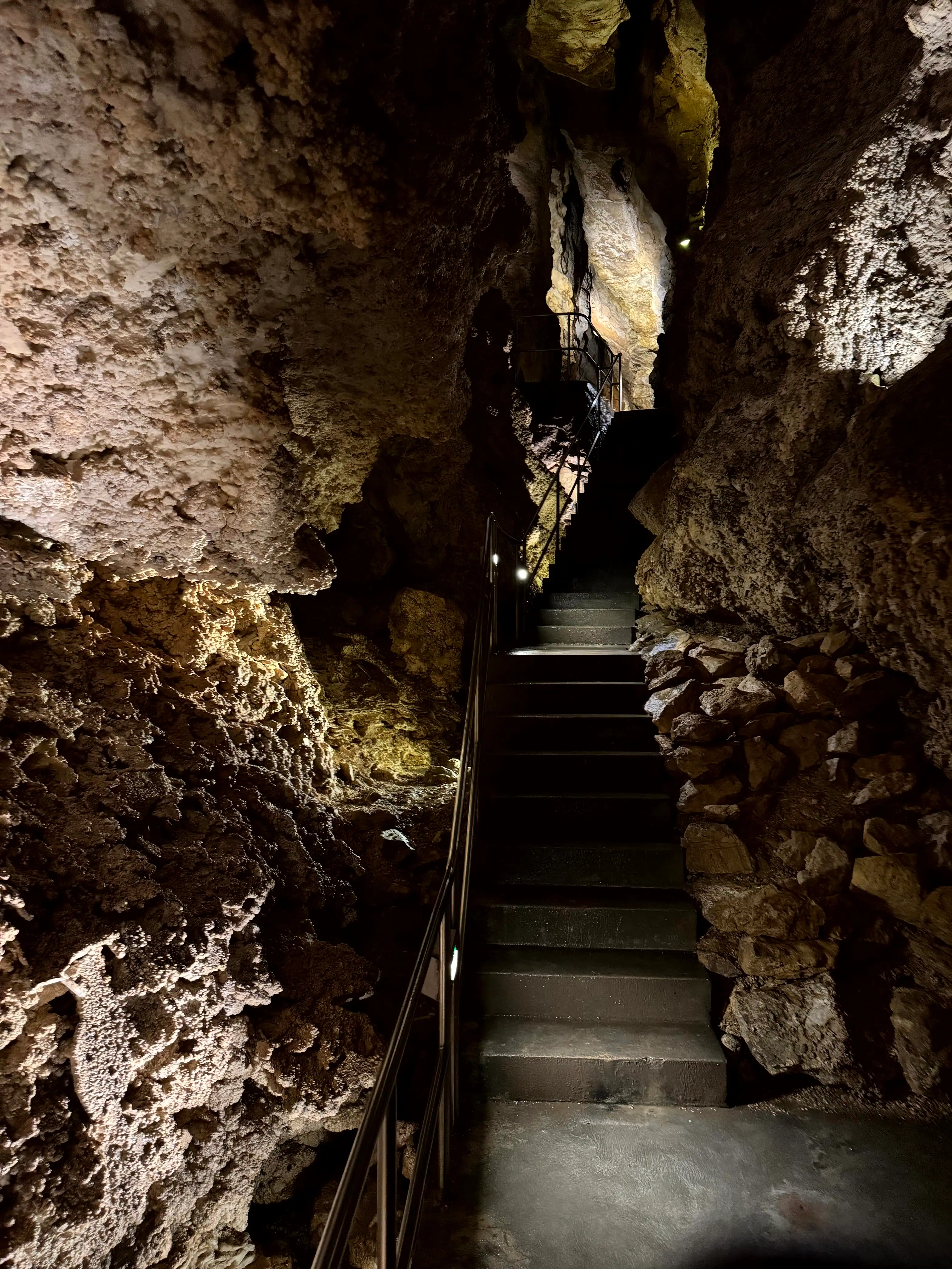 VanBudapest original — Szemlő-hegyi Cave