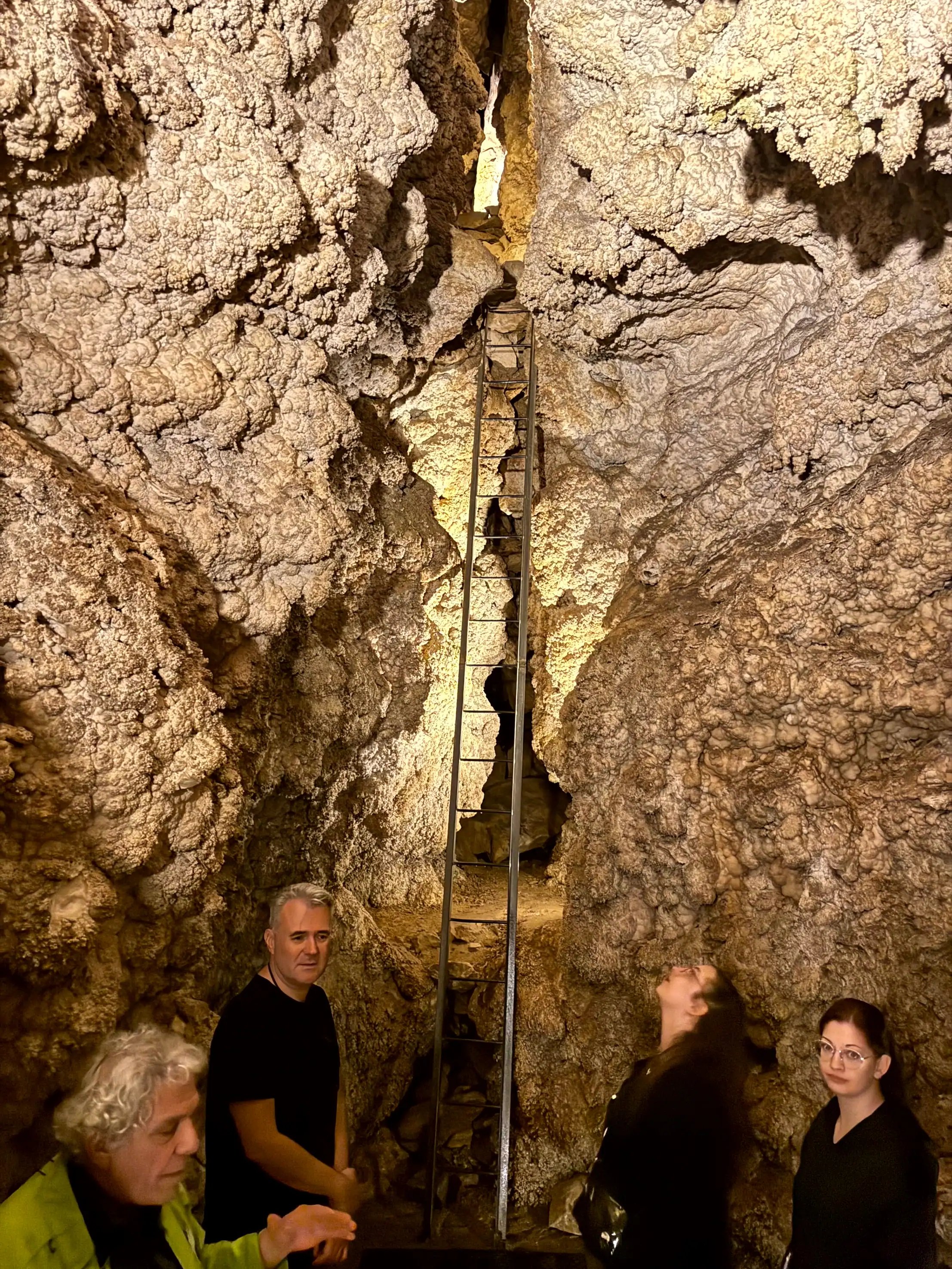 Popcorn-shaped mineral crusts — VanBudapest original