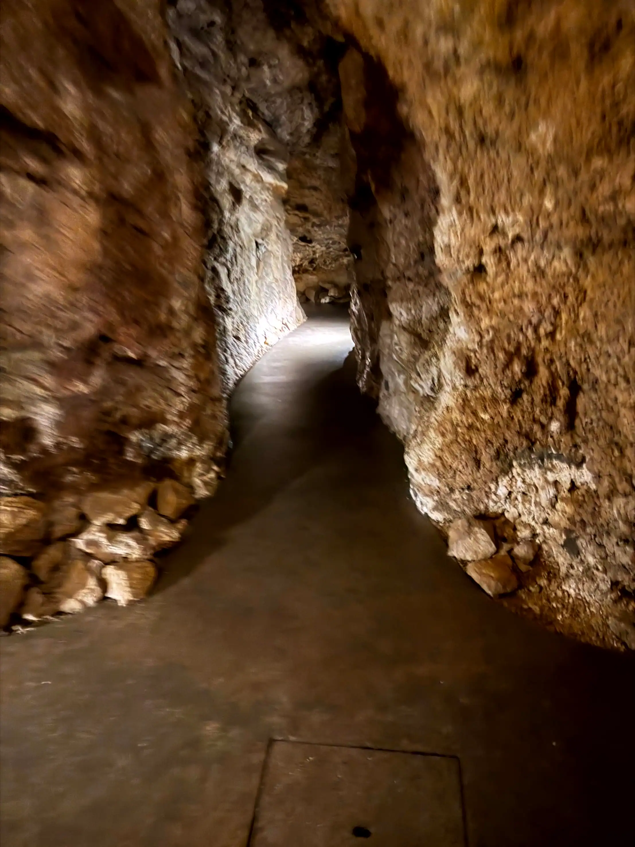 Cave wall detail at Szemlő-hegyi — VanBudapest original