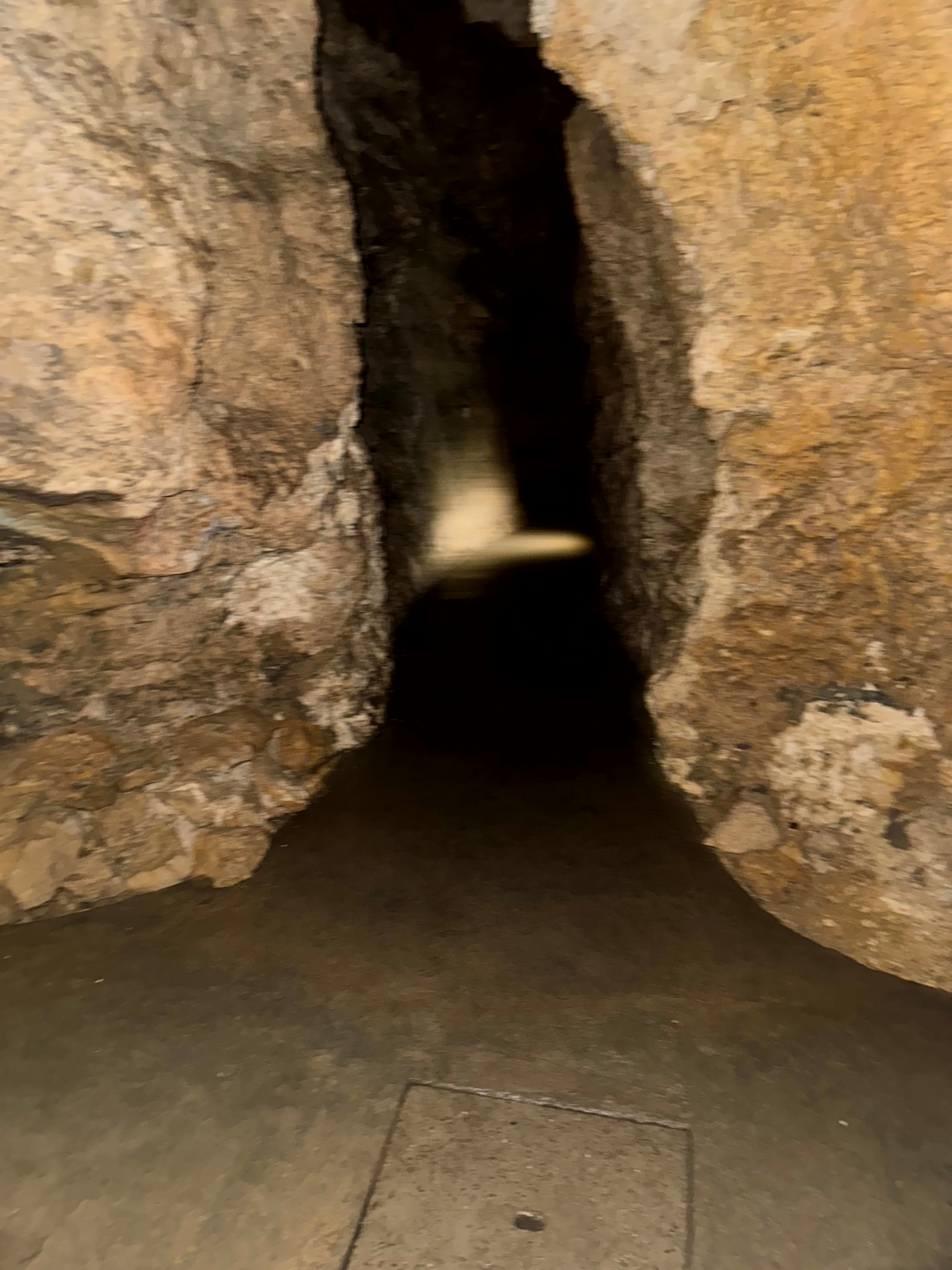 VanBudapest original — Szemlő-hegyi Cave