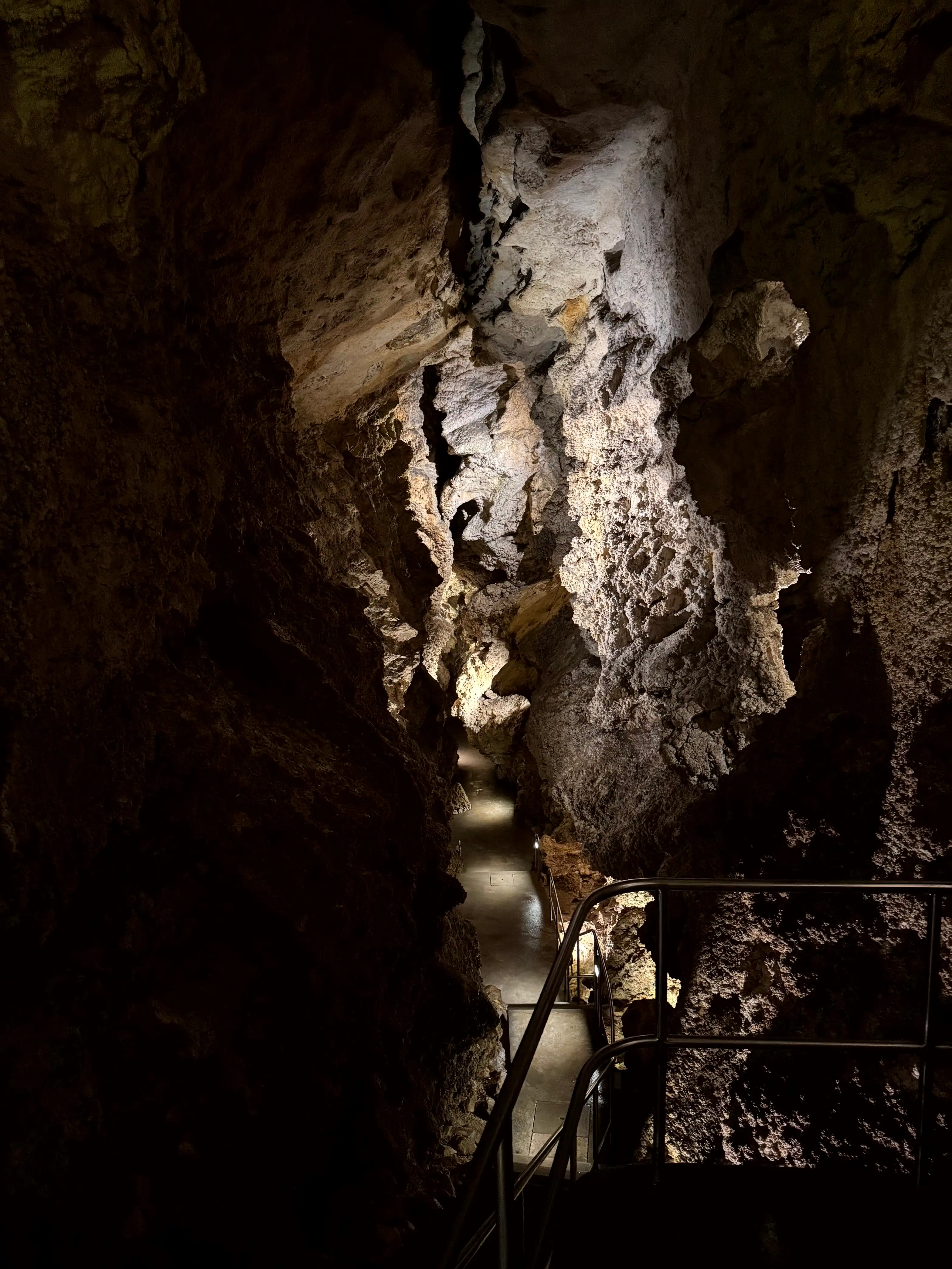 VanBudapest original — Szemlő-hegyi Cave
