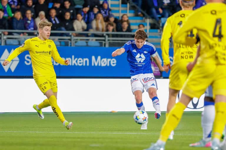 Bodø/Glimt coaching and team during a tactical moment in the Champions League