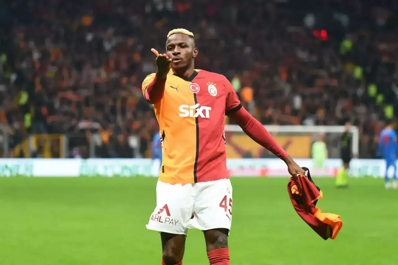 Victor Osimhen in Galatasaray kit