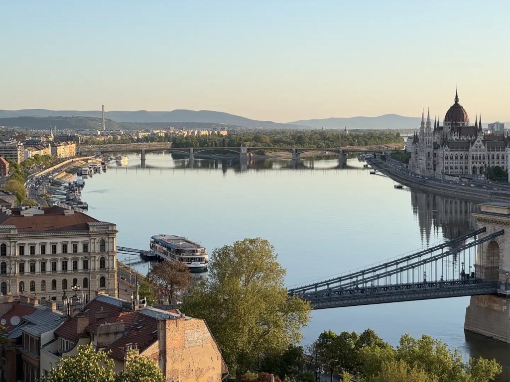 Parlament, Dunaj, Most Małgorzaty i Most Łańcuchowy w Budapeszcie przed wieczornymi obchodami 20 sierpnia.
