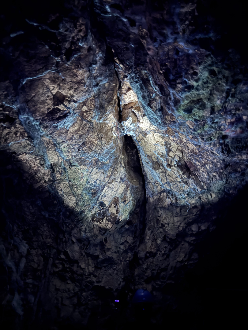 Fluorescent minerals waking up