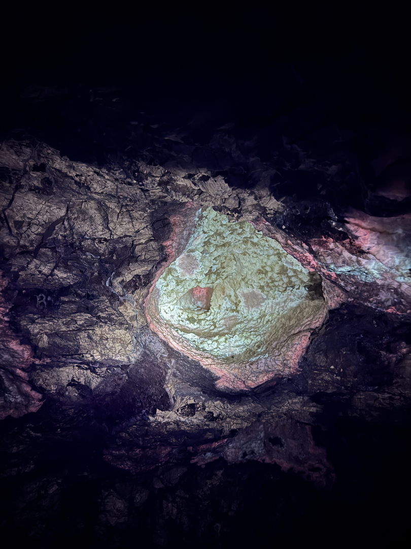 Fluorescent minerals waking up