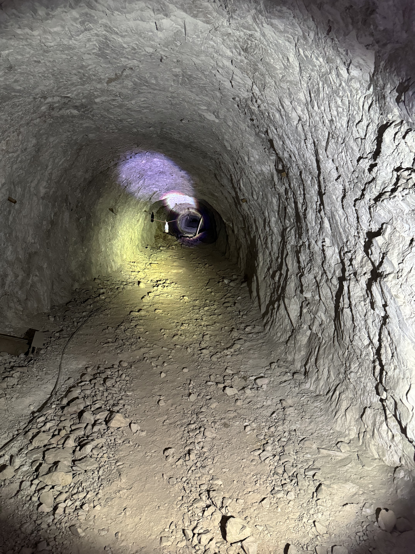The tunnel's glowing throat at Mesilo Fold