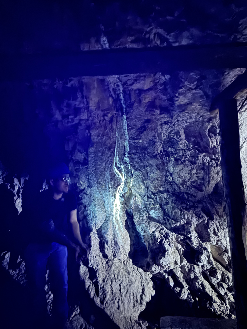 The theatrical turn of the UV lamp