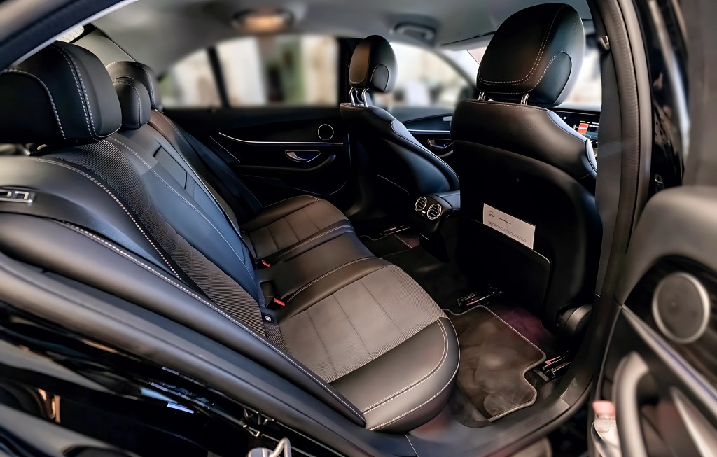 Mit Leder ausgestattete Rückkabine eines Mercedes-Benz E-Klasse