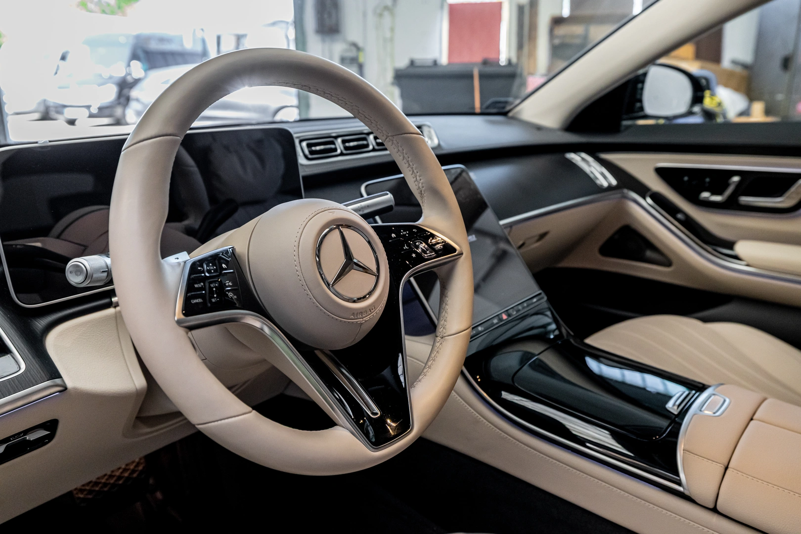 Mercedes-Benz S-Class executive chauffeur - VanBudapest
