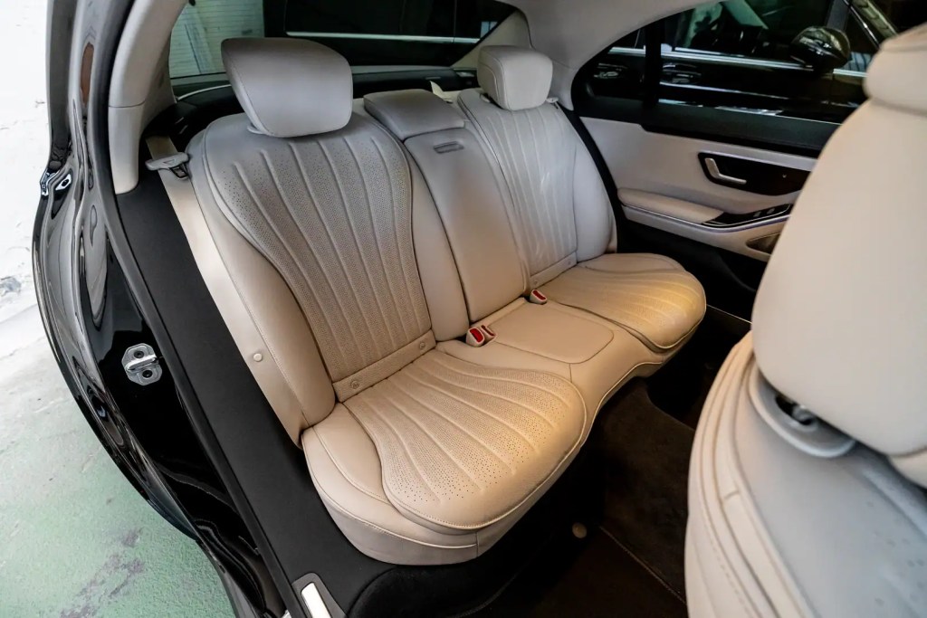 Cremefarbene Lederrückkabine eines Mercedes-Benz S-Klasse