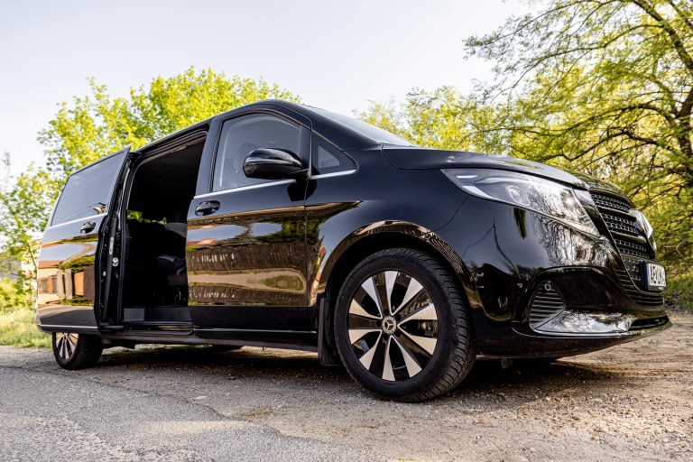 Mercedes-Benz V-Class noir avec porte coulissante ouverte
