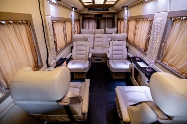 Cabine passagers beige premium à l'intérieur d'un VanBudapest VIP Sprinter