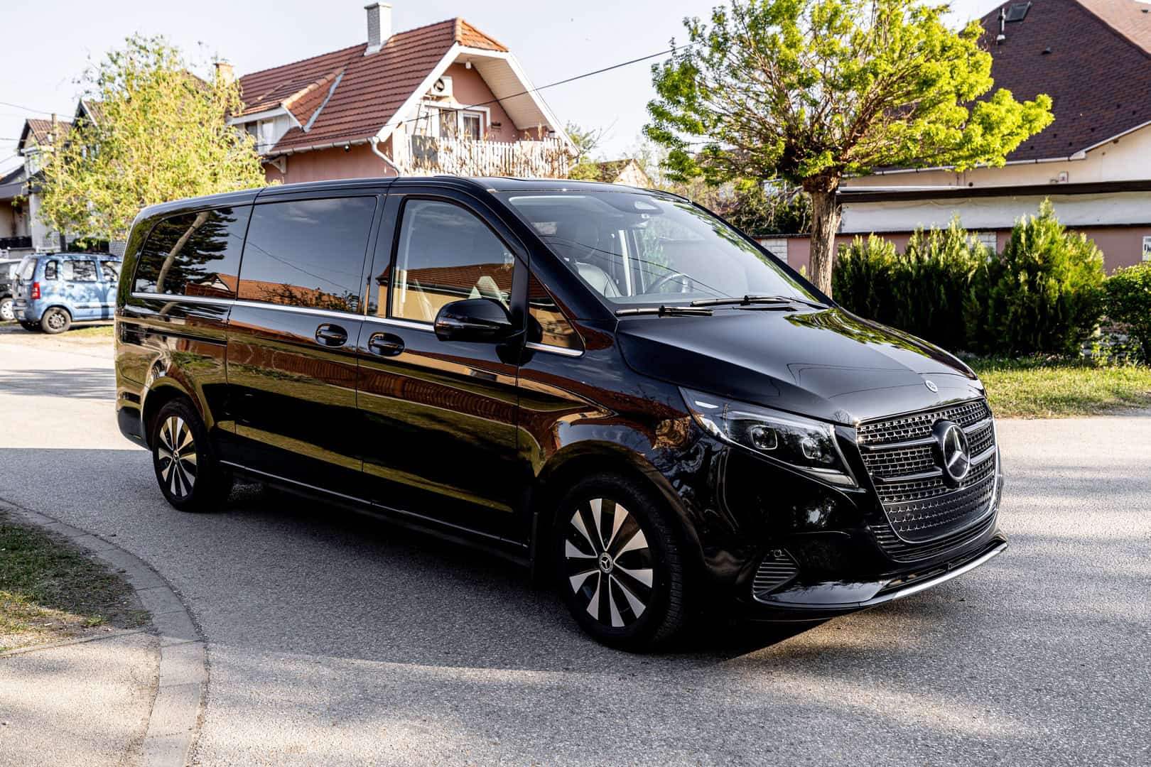 Black Mercedes-Benz V-Class for a private G&ouml;d&ouml;llő Royal Palace chauffeur day trip from Budapest