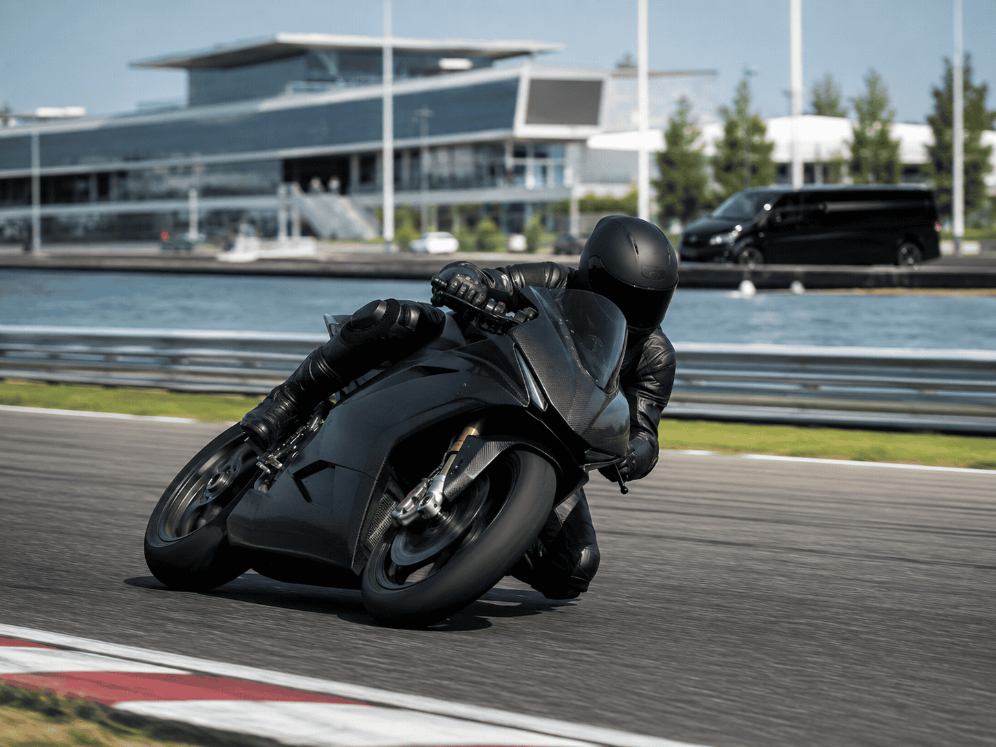 Illustratives Premium-Sportevent-Transferfahrzeug in einem ungarischen Motorsport-Setting