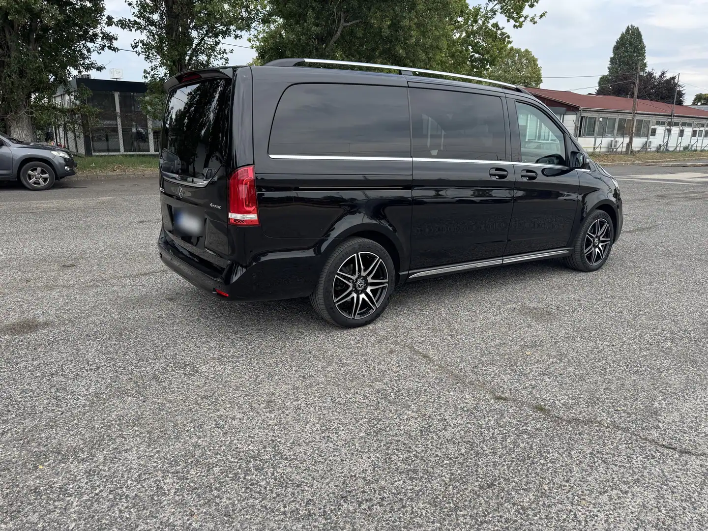 Black Mercedes V-Class for premium Budapest airport transfers