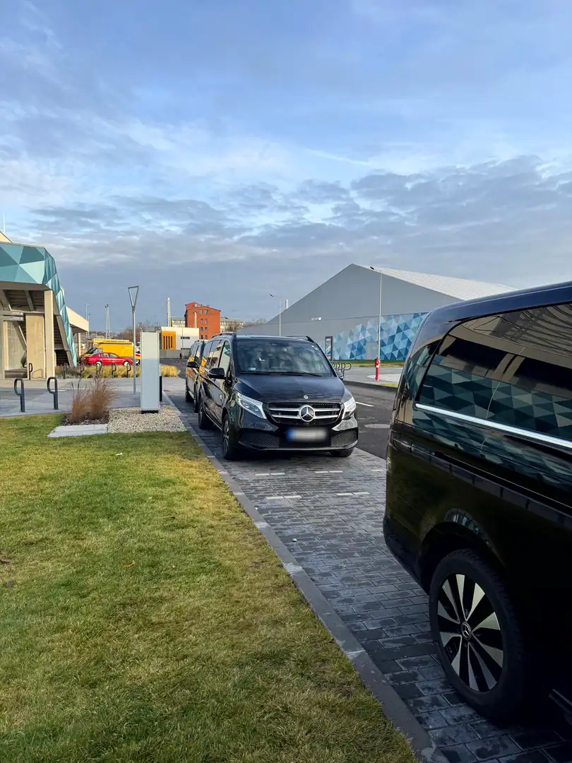 VanBudapest Mercedes V-Class premium transfer arriving at HUNGEXPO Budapest exhibition center