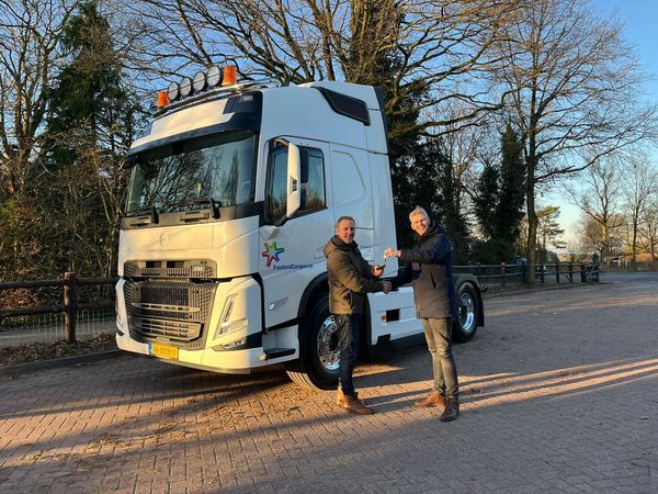 Bedrijfswagen van Vandoorn Agri met twee mannen die een handdruk doen.