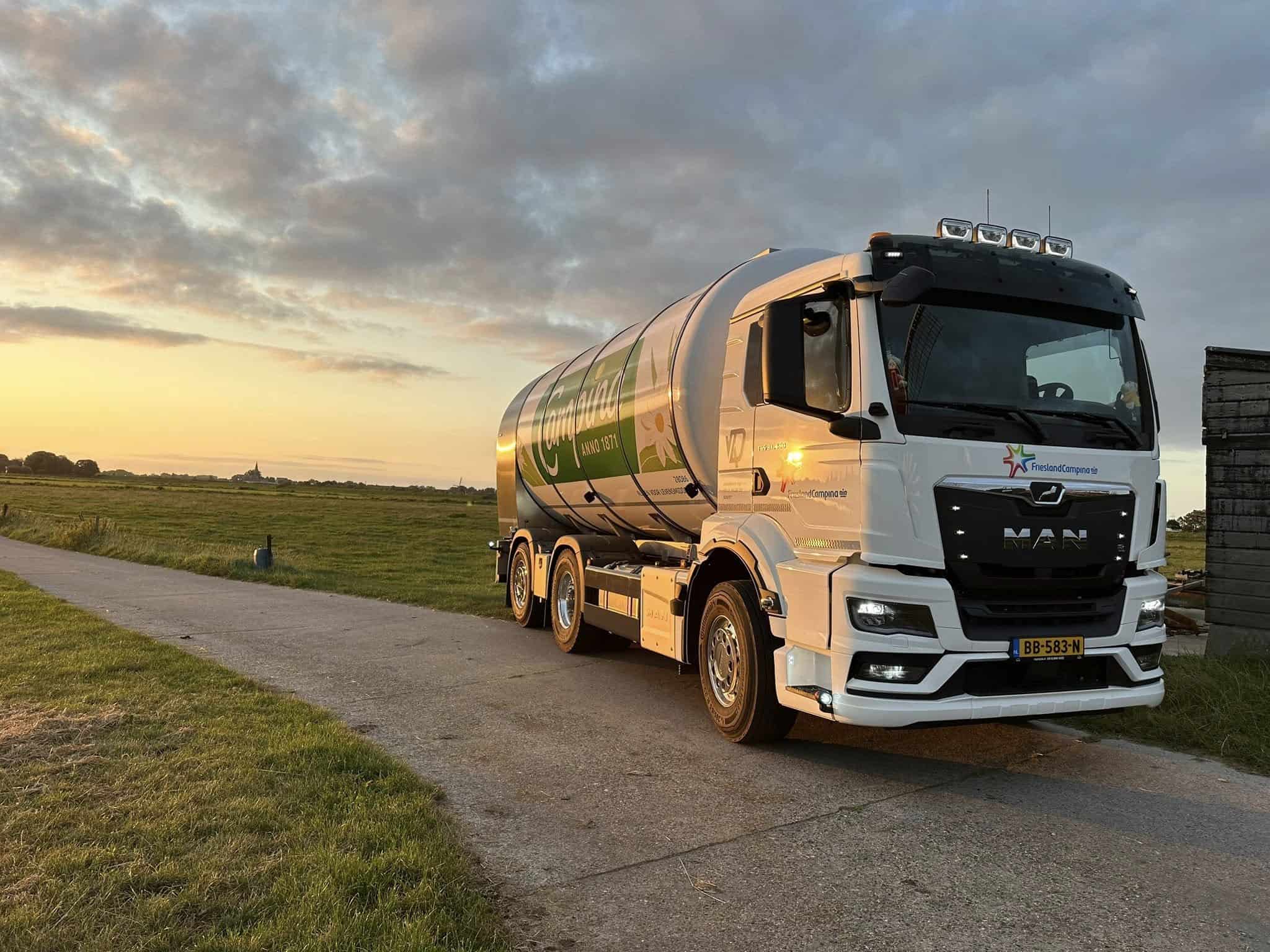 Vandoorn-Agri vrachtwagen op een landelijke weg bij zonsondergang.