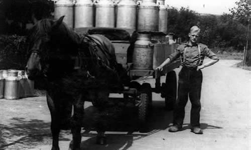 Gedomesticeerde paard met melkkar en houten vaten, traditioneel landbouwafbeelding.