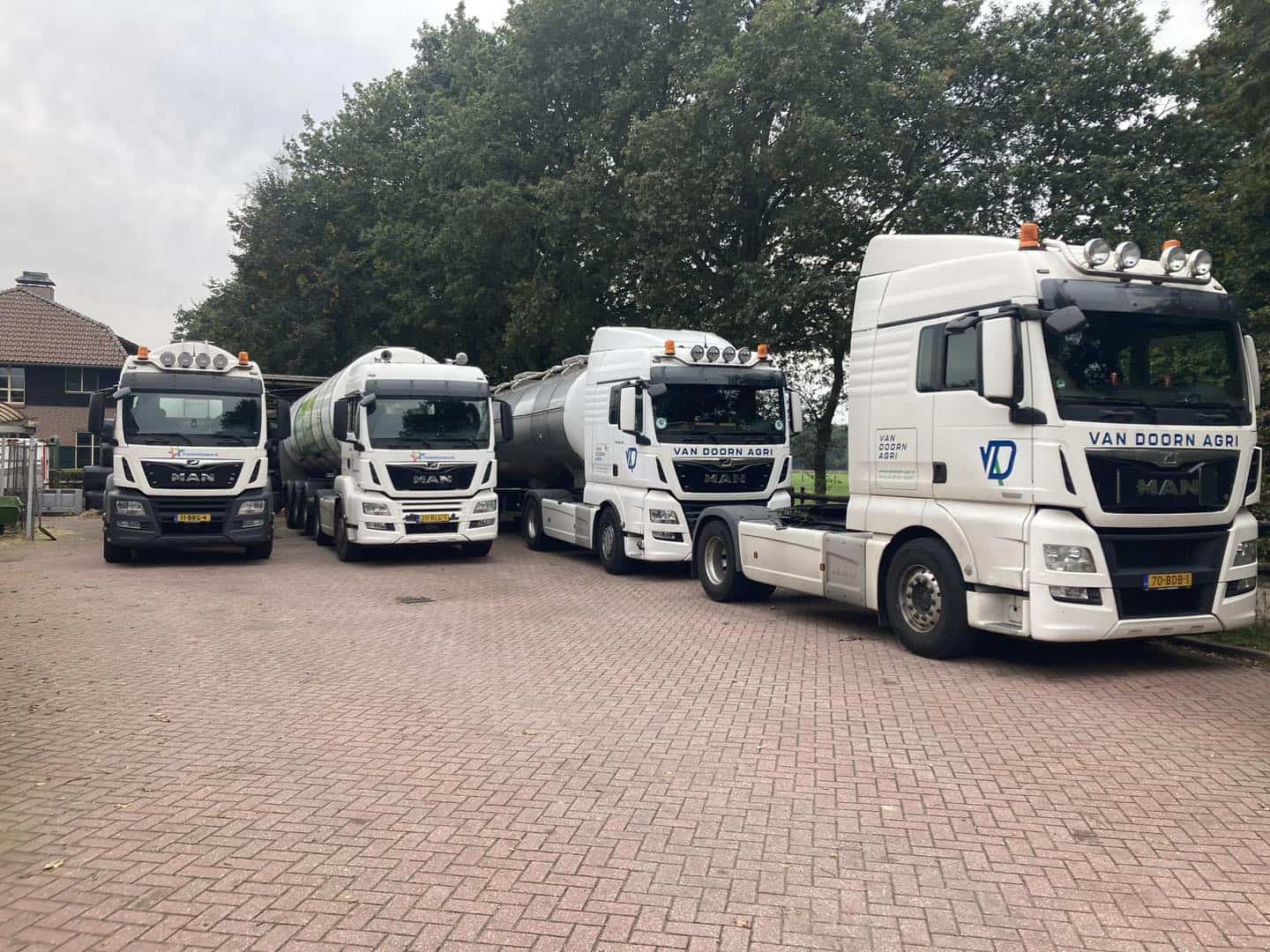 Tankauto’s van Vandoorn Agri klaar voor transport en logistiek, betrouwbaarheid in de agrarische sector.