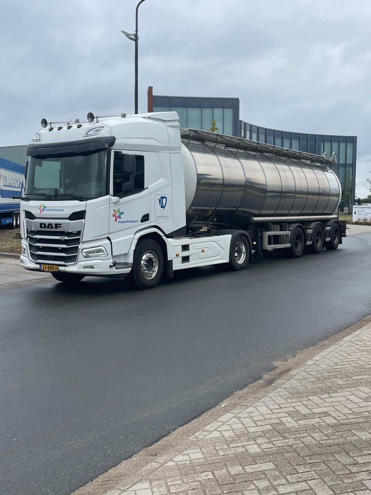 Tankwagen op weg naar landbouwbedrijf Vandoorn Agri in Nederland.