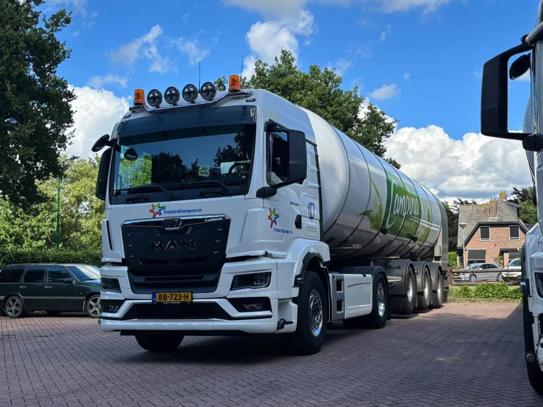 Mercedes-Benz tankwagen van Vandoorn Agri met logo | Grote brandstoftankwagen voor agrarisch gebruik | Professionele tanksysteem voor landbouwvoertuigen en brandstoftransport.