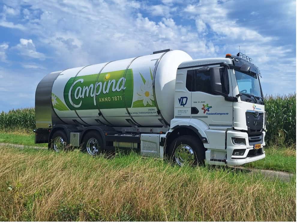 Vandoorn Agri voedertransportvoertuig op veld met graanvelden in de achtergrond.