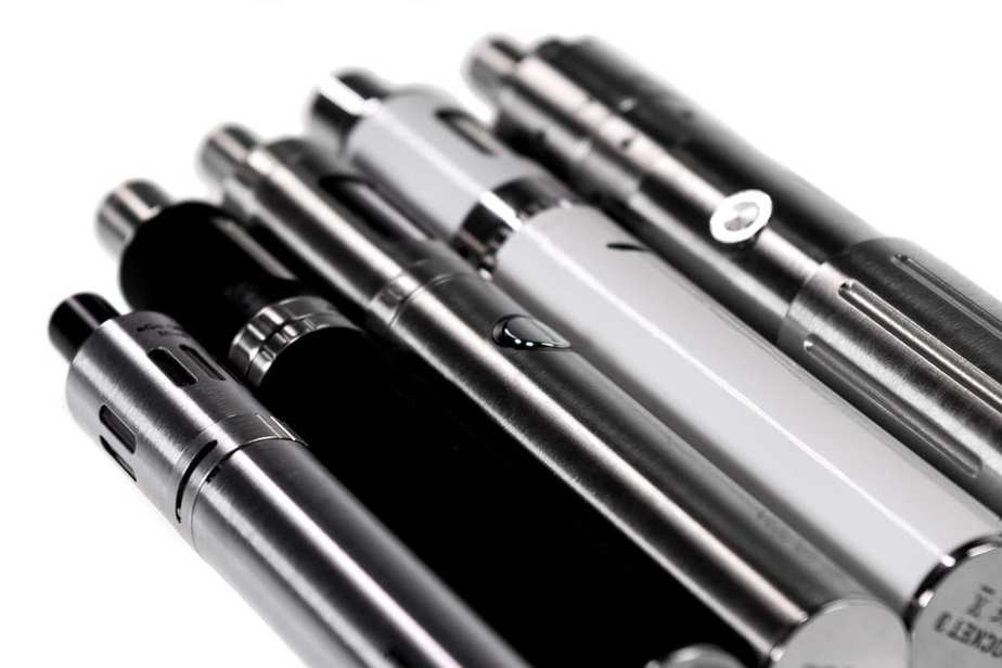 black and white vape pens