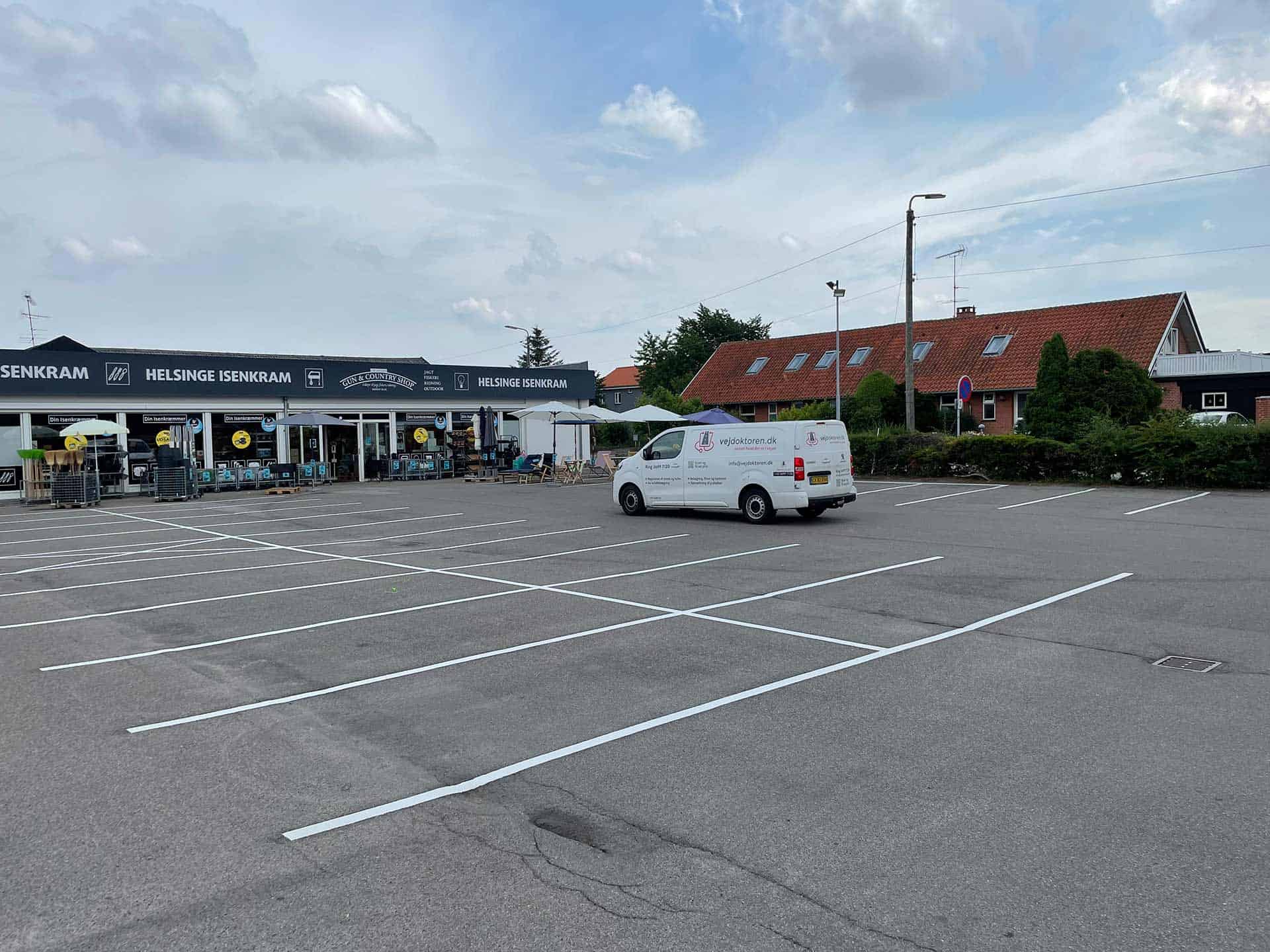 parkeringsbåse opmærket ved isenkrammer