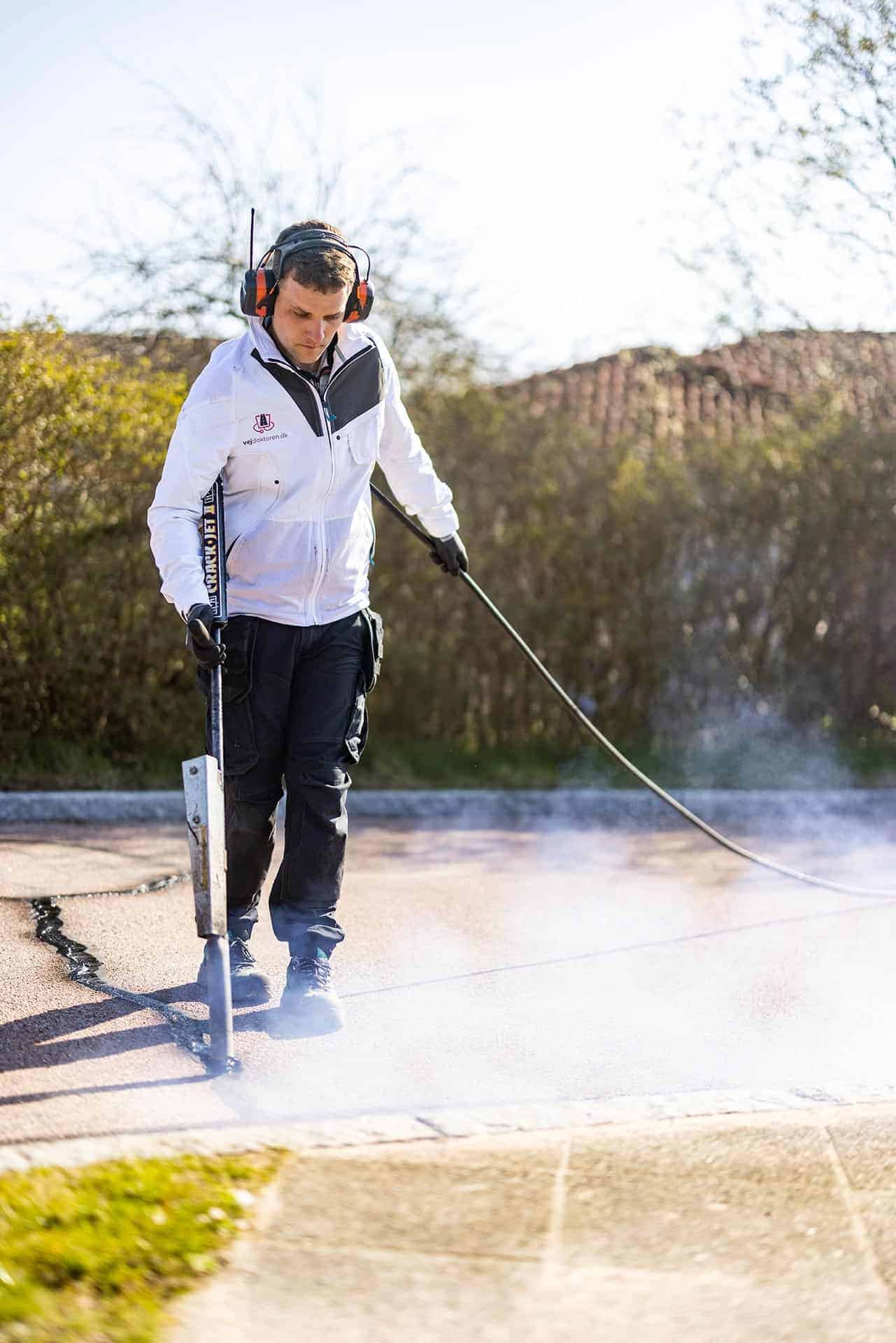 mand udfører revneforsegling