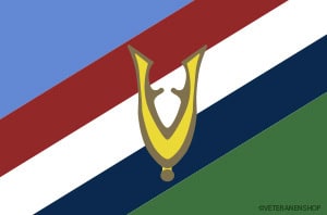 Foto van de Veteranenvlag (copyright beschermd) met de kenmerkende kleuren rood, wit, blauw, groen en gecentreerd het draaginsigne veteranen