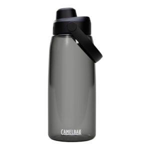 De Drinkfles Camelbak Chug Charcoal 1000ml is een transparante, donkergrijze waterfles, met een brede draagbeugel en een zwarte drinkdop. De drinkfles heeft het Camelbak-logo op de voorkant en op de beugel