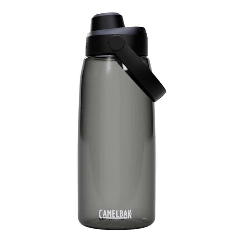 De Drinkfles Camelbak Chug Charcoal 1000ml is een transparante, donkergrijze waterfles, met een brede draagbeugel en een zwarte drinkdop. De drinkfles heeft het Camelbak-logo op de voorkant en op de beugel