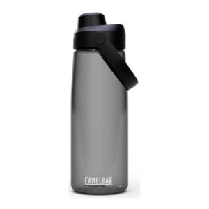De drinkfles Camelbak chug charcoal 750ml is een transparante, donkergrijze waterfles, met een brede draagbeugel en een zwarte drinkdop. De drinkfles heeft het Camelbak-logo op de voorkant en op de beugel