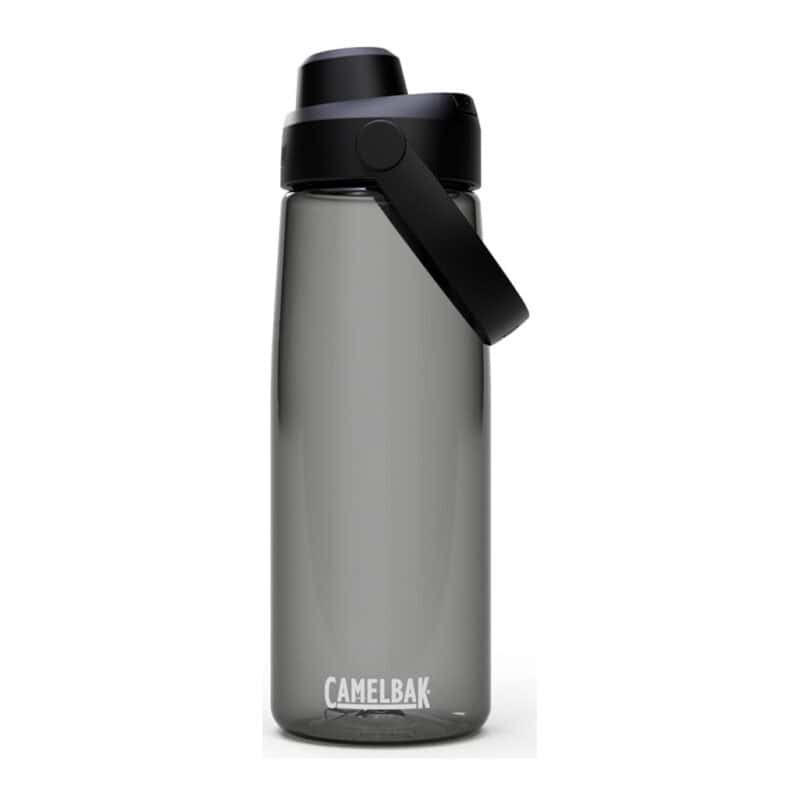 De drinkfles Camelbak chug charcoal 750ml is een transparante, donkergrijze waterfles, met een brede draagbeugel en een zwarte drinkdop. De drinkfles heeft het Camelbak-logo op de voorkant en op de beugel
