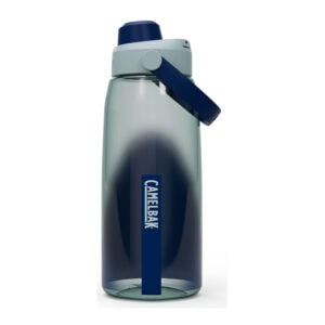De drinkfles Camelbak chug deep sea dawn 1000ml is een transparante, donkerblauw met lichtblauwe waterfles, met een brede draagbeugel en een zwarte drinkdop. De drinkfles heeft het Camelbak-logo op de voorkant en op de beugel