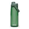 De drinkfles Camelbak chug Forest Green 750ml is een transparante, groene waterfles, met een brede draagbeugel en een zwarte drinkdop. De drinkfles heeft het Camelbak-logo op de voorkant en op de beugel